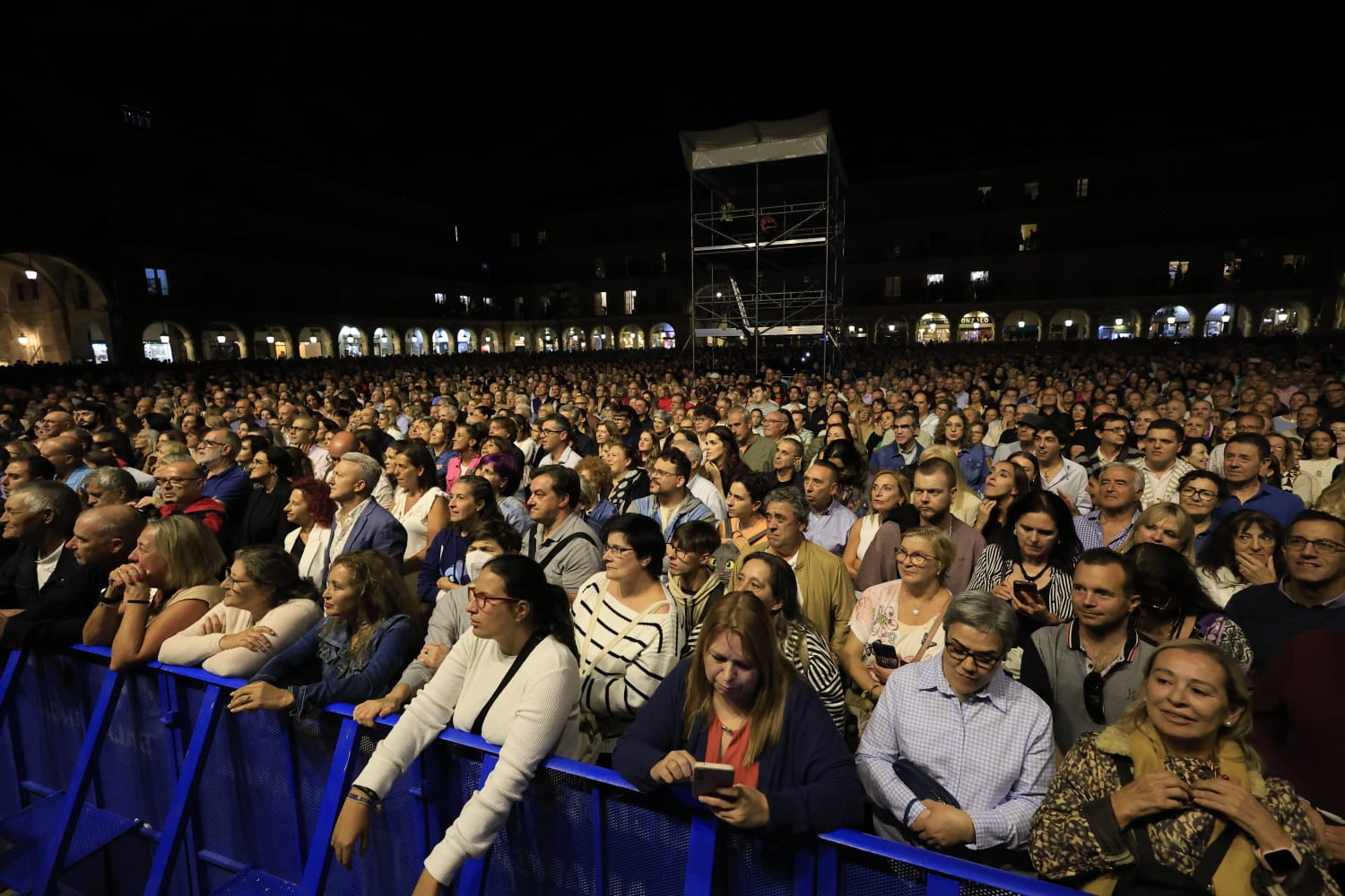 Fiesta flamenca en una Plaza Mayor a rebosar con Siempre Así