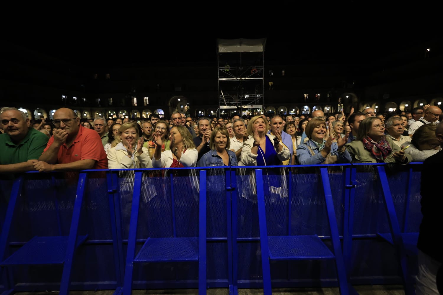 Fiesta flamenca en una Plaza Mayor a rebosar con Siempre Así