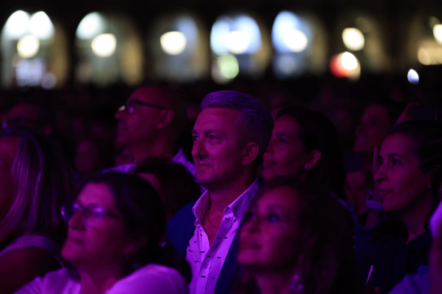 Fiesta flamenca en una Plaza Mayor a rebosar con Siempre Así