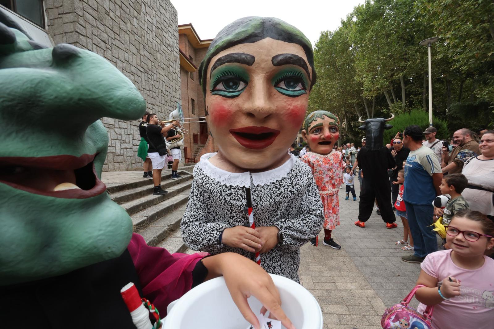 La diversión toma la salida desde La Alamedilla para cabezudos y moteros