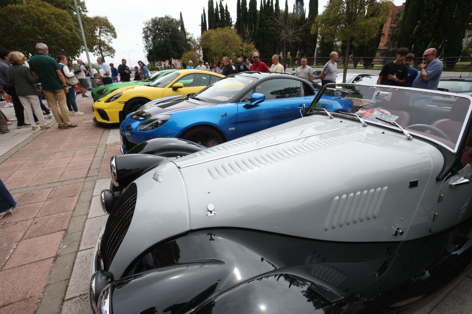 Los coches clásicos enriquecen la vista más icónica de Salamanca