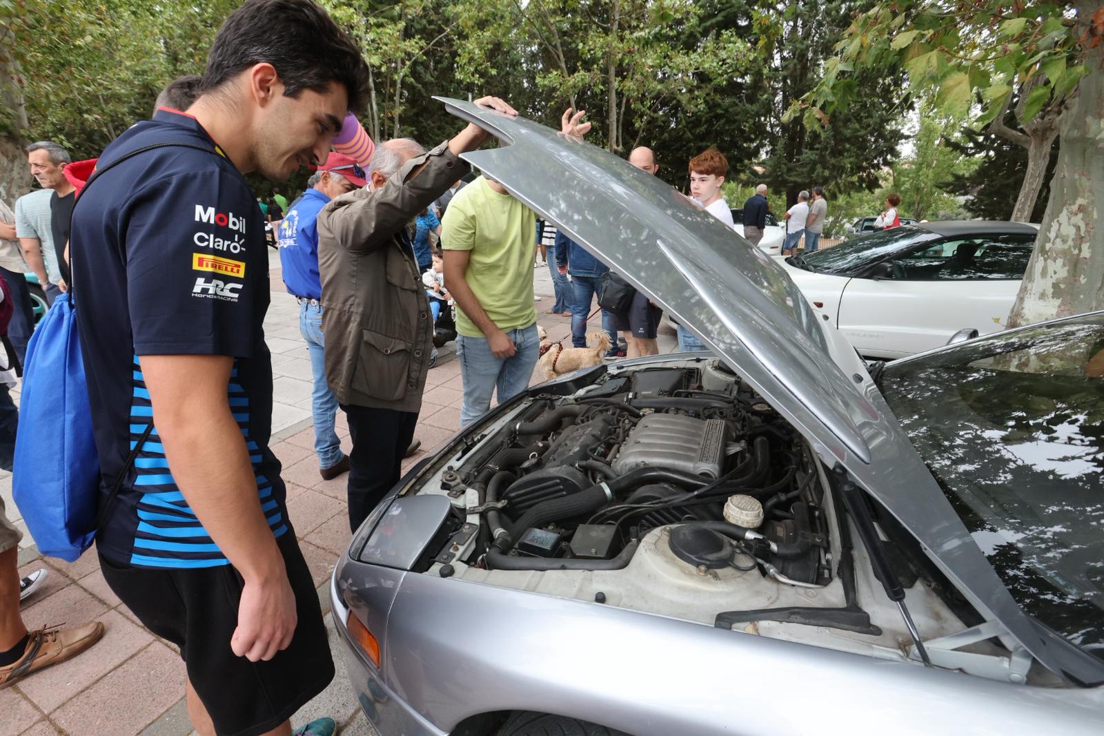 Los coches clásicos enriquecen la vista más icónica de Salamanca