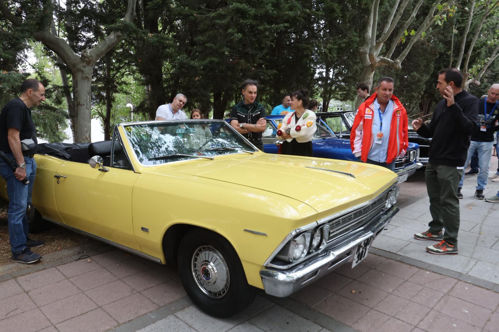 Los coches clásicos enriquecen la vista más icónica de Salamanca