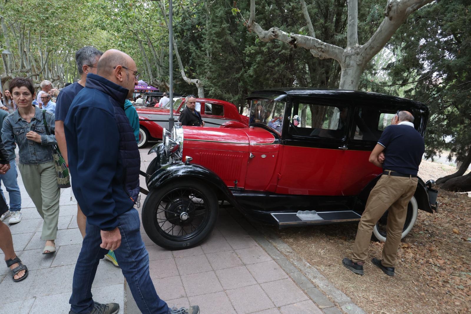 Los coches clásicos enriquecen la vista más icónica de Salamanca