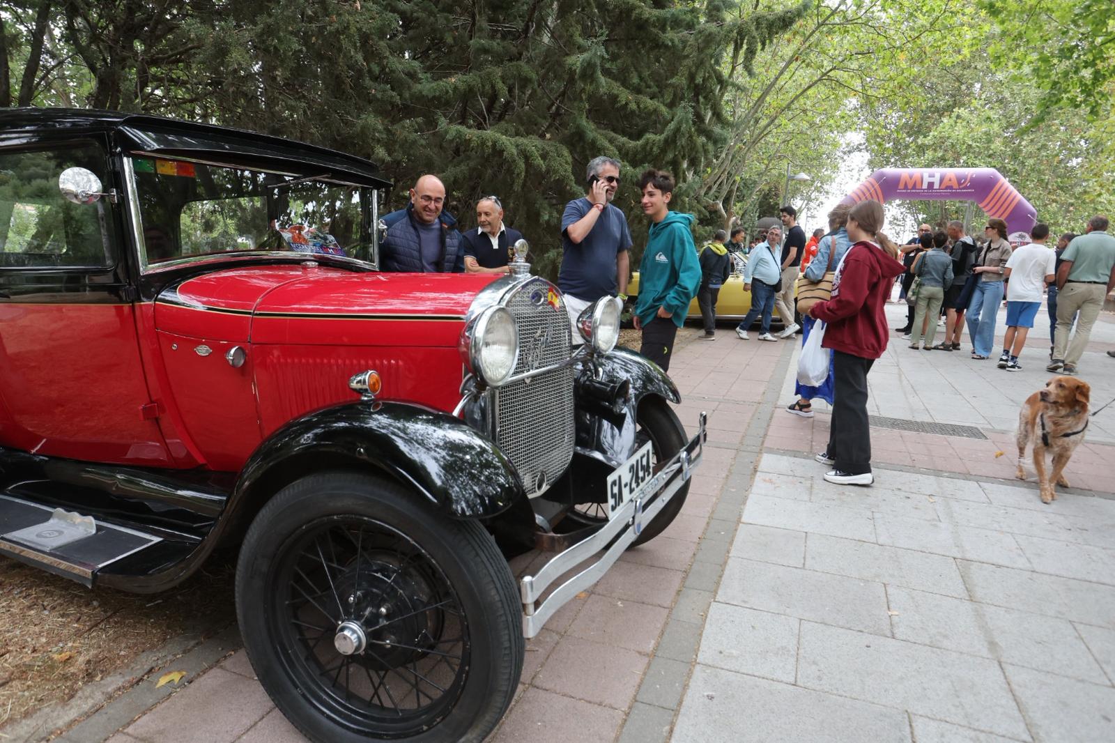 Los coches clásicos enriquecen la vista más icónica de Salamanca