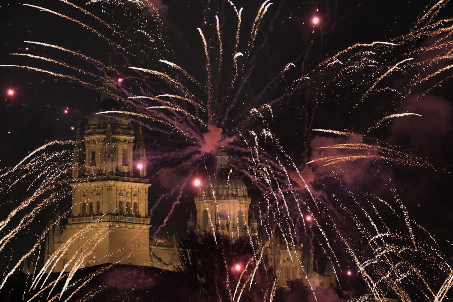 Los fuegos artificiales colorean el cielo de Salamanca