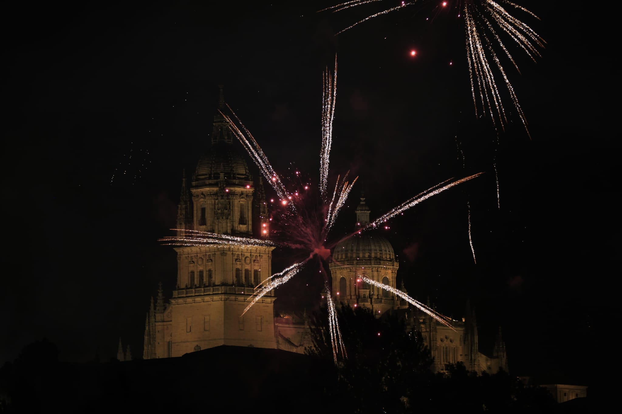 Los fuegos artificiales colorean el cielo de Salamanca