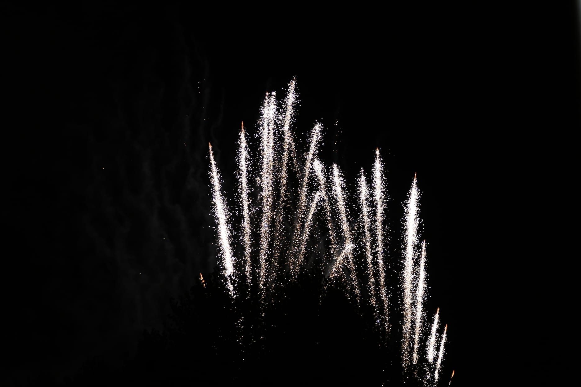 Los fuegos artificiales colorean el cielo de Salamanca