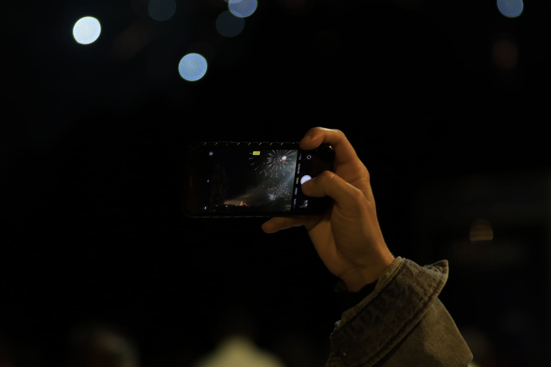 Los fuegos artificiales colorean el cielo de Salamanca