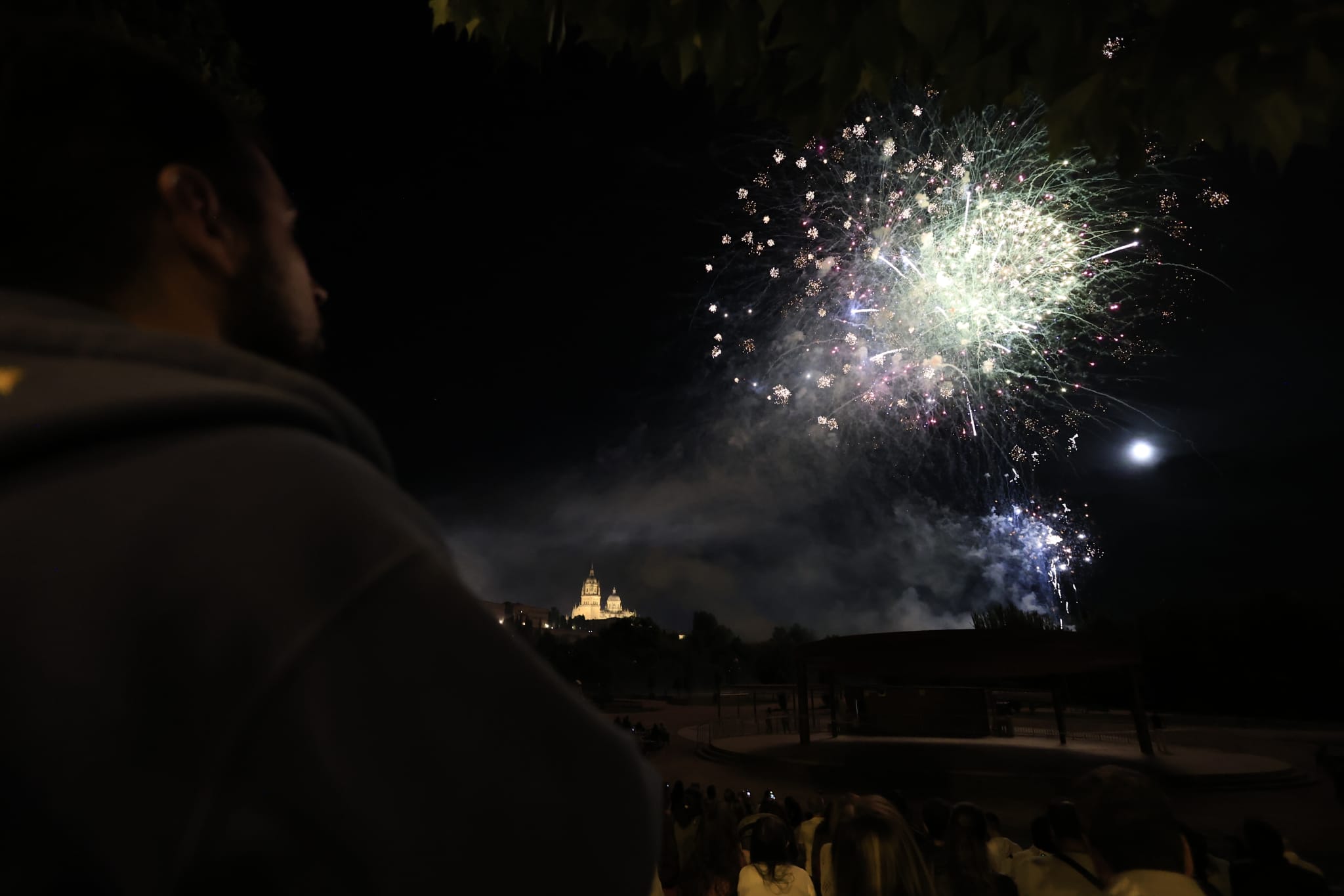 Los fuegos artificiales colorean el cielo de Salamanca