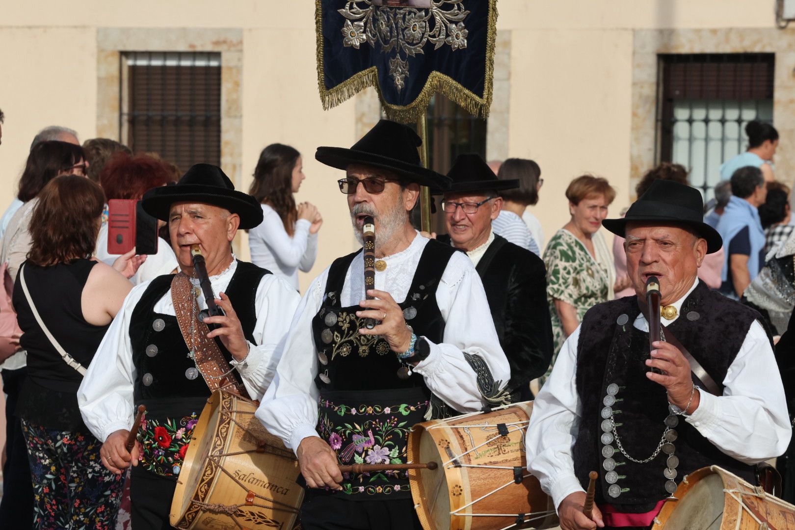 Devoción y tradición en la Ofrenda Floral en honor a Santa María de la Vega