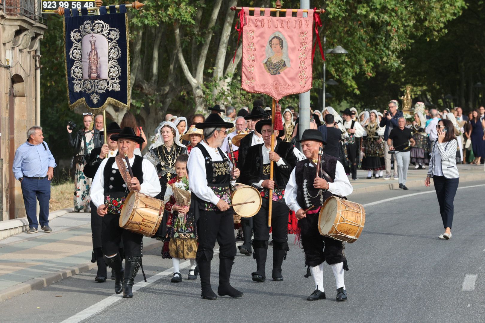 Devoción y tradición en la Ofrenda Floral en honor a Santa María de la Vega