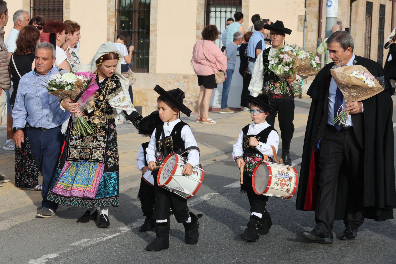 Devoción y tradición en la Ofrenda Floral en honor a Santa María de la Vega