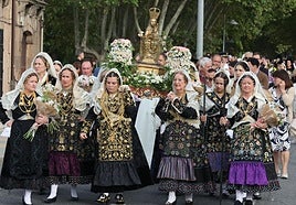 Devoción y tradición en la Ofrenda Floral en honor a Santa María de la Vega