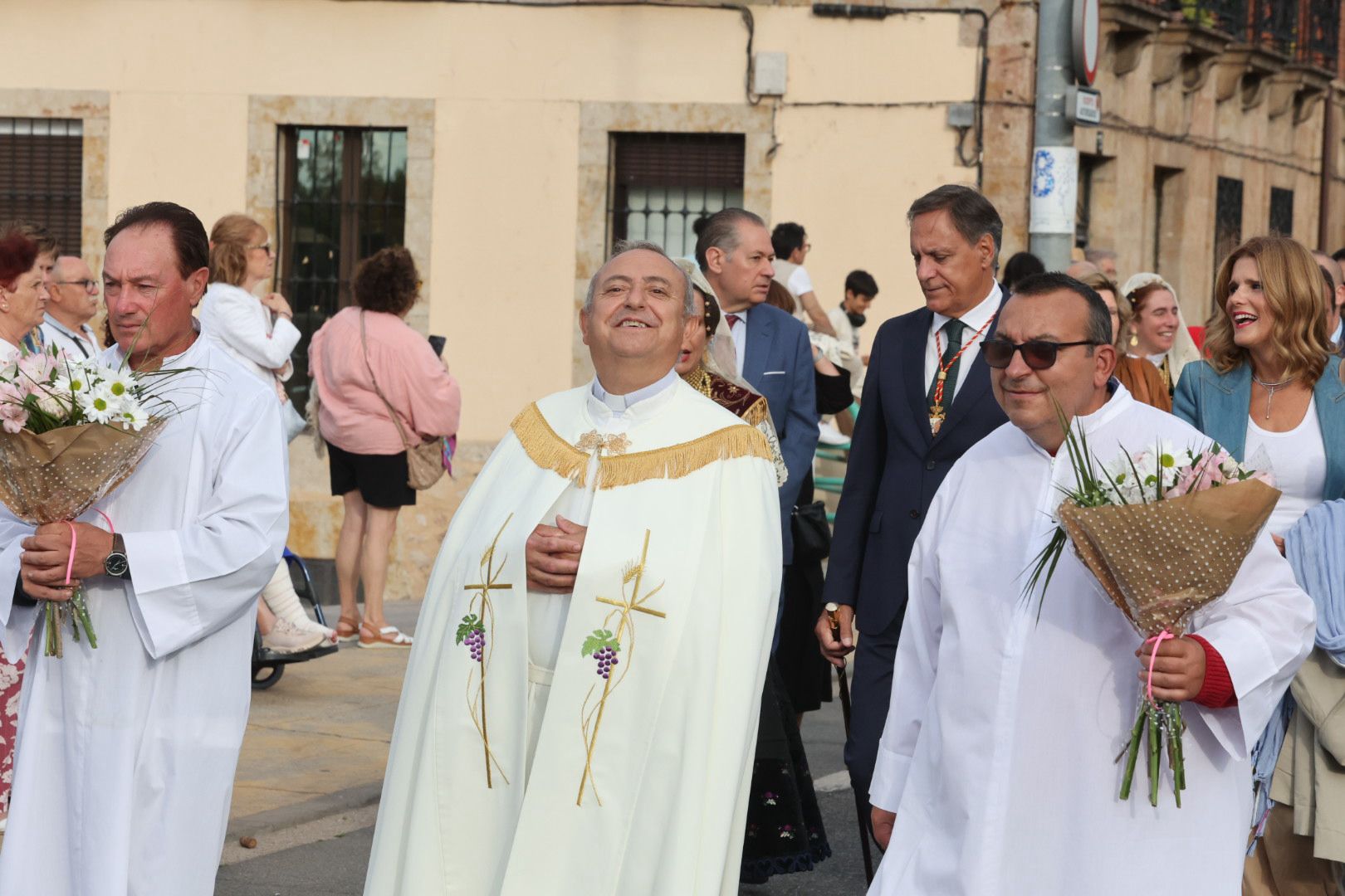 Devoción y tradición en la Ofrenda Floral en honor a Santa María de la Vega