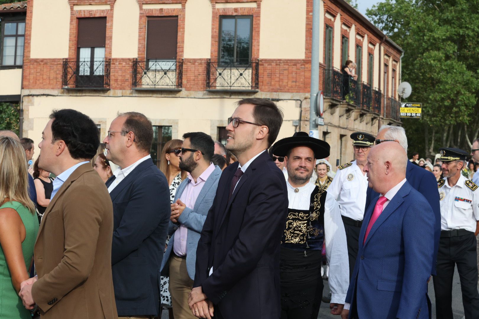 Devoción y tradición en la Ofrenda Floral en honor a Santa María de la Vega