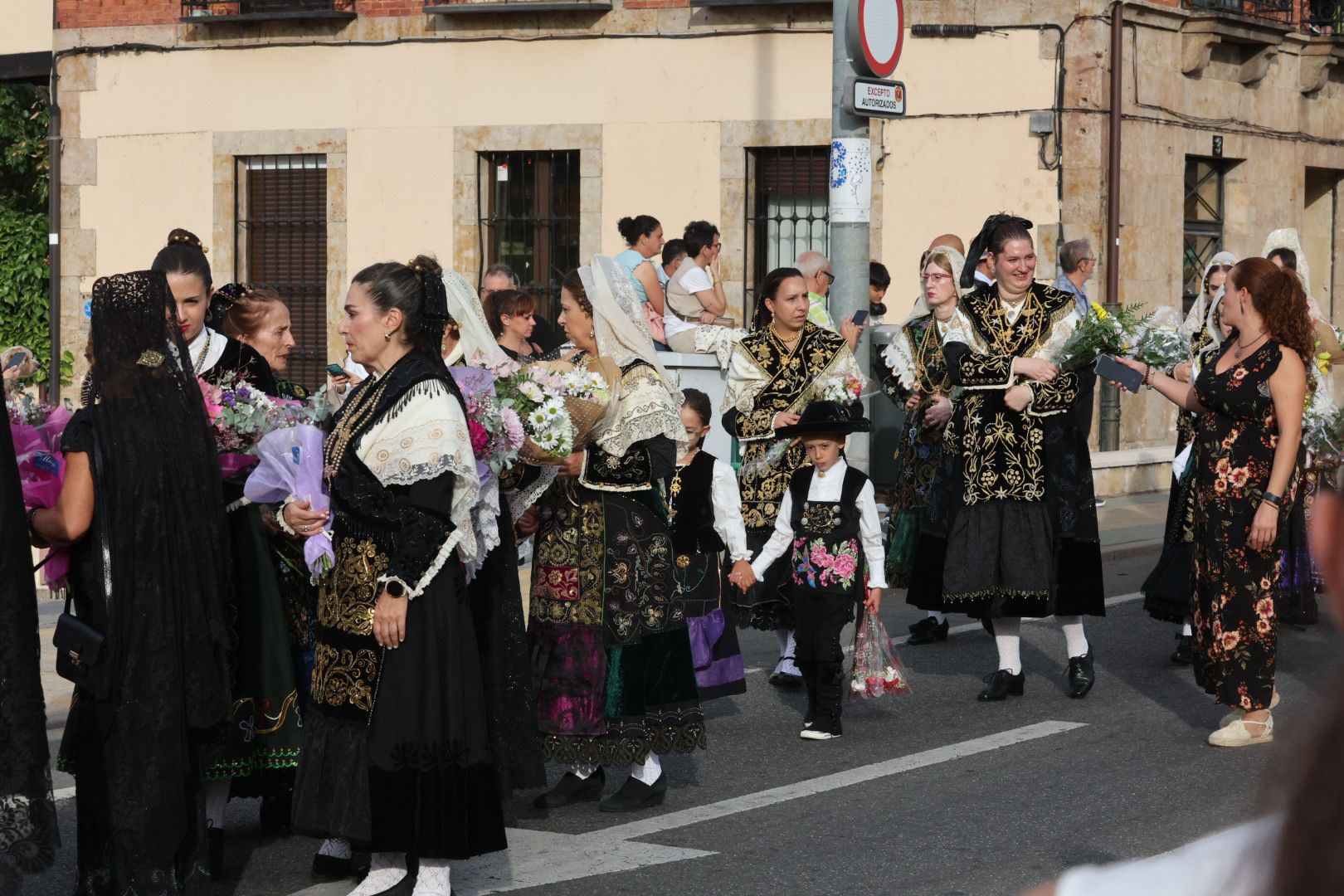 Devoción y tradición en la Ofrenda Floral en honor a Santa María de la Vega