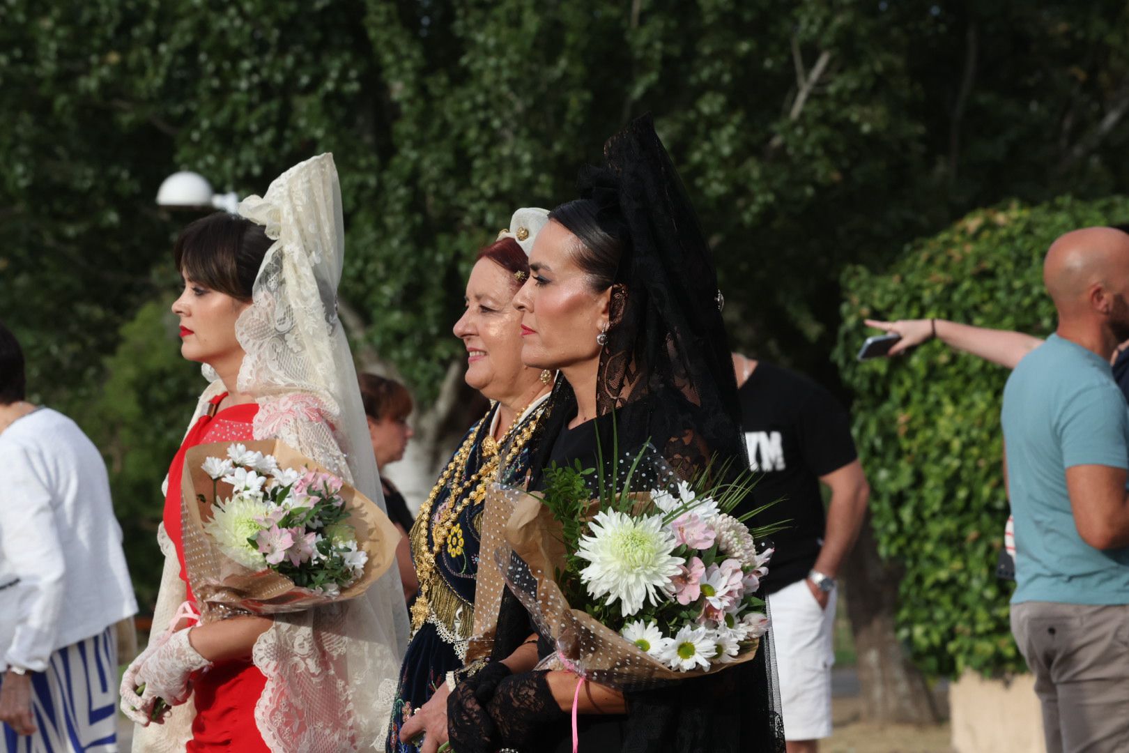 Devoción y tradición en la Ofrenda Floral en honor a Santa María de la Vega