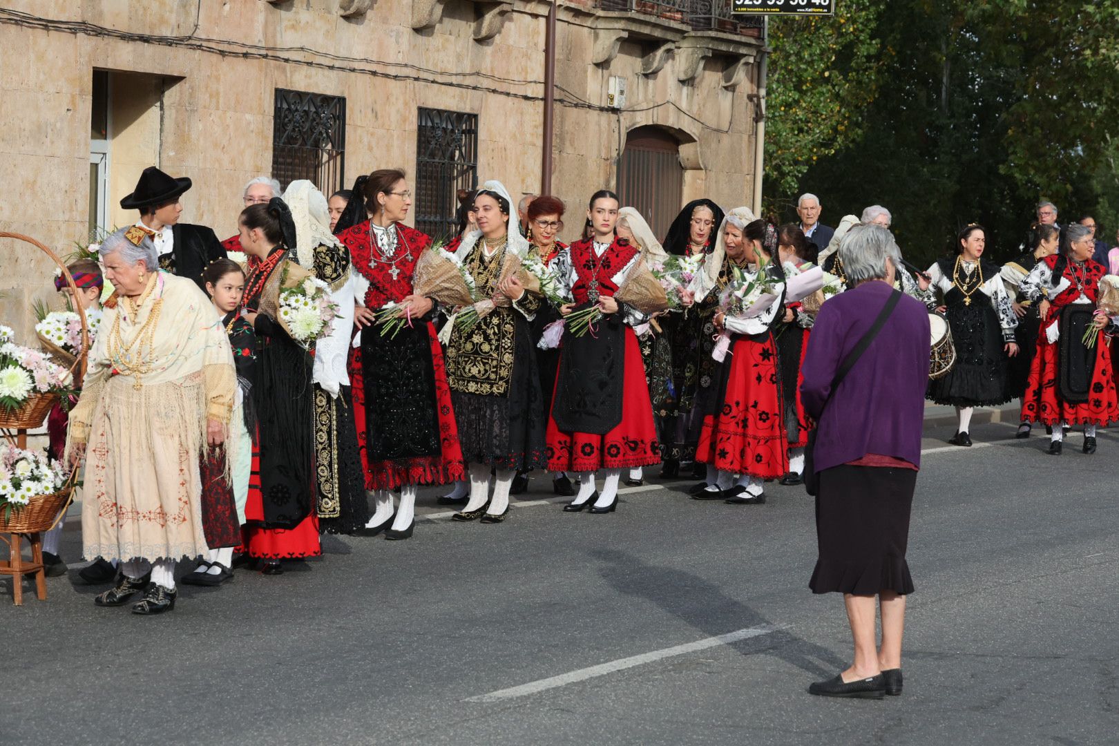 Devoción y tradición en la Ofrenda Floral en honor a Santa María de la Vega