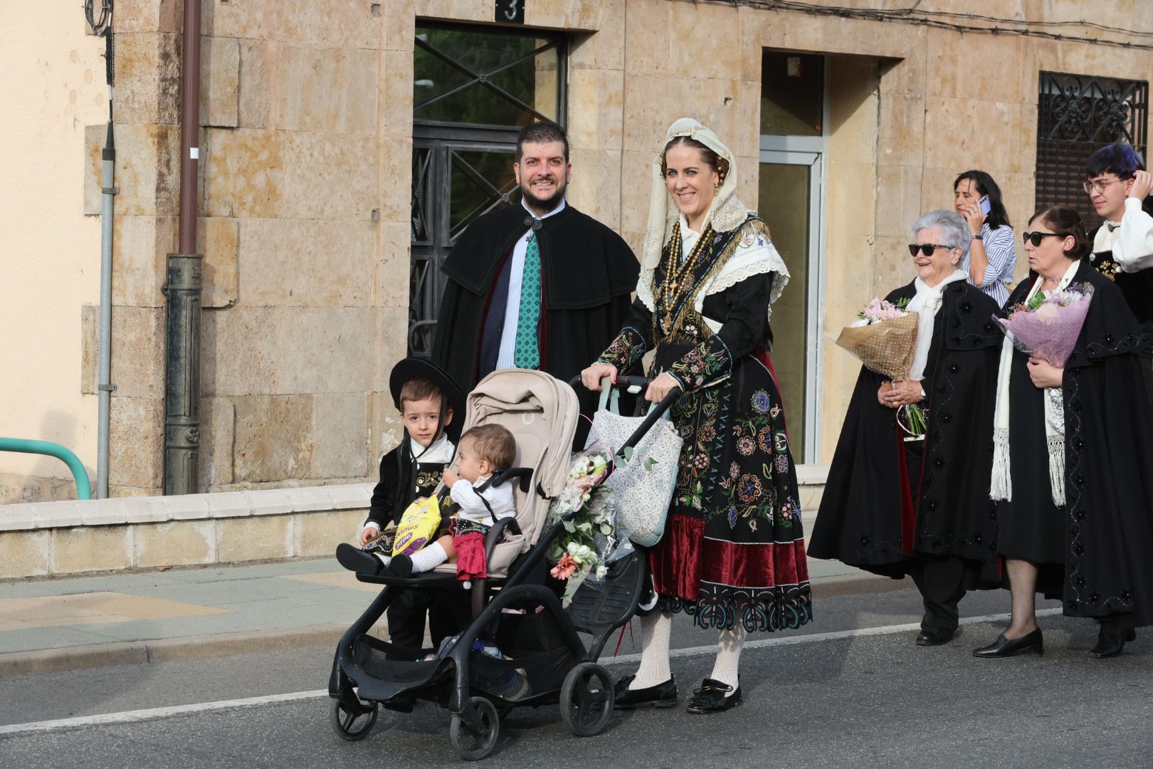Devoción y tradición en la Ofrenda Floral en honor a Santa María de la Vega