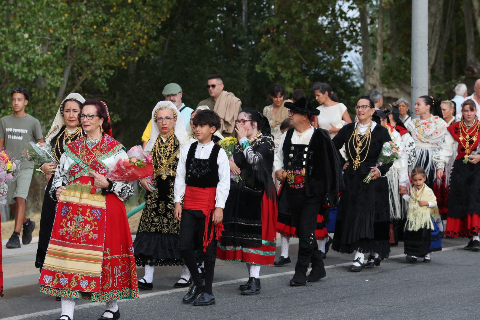 Devoción y tradición en la Ofrenda Floral en honor a Santa María de la Vega