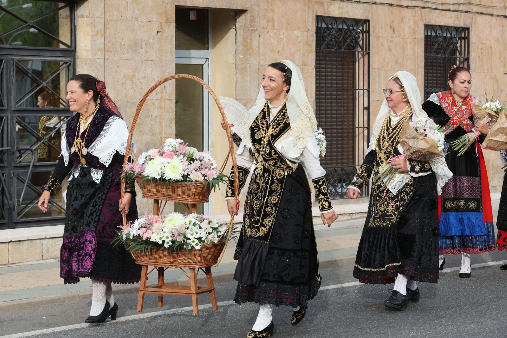 Devoción y tradición en la Ofrenda Floral en honor a Santa María de la Vega