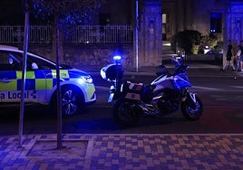Coche patrulla y motocicleta de la Policía Local.