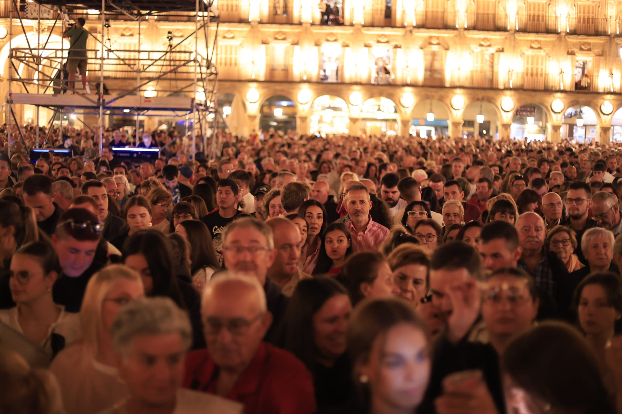 Un inesperado Antonio José llena de arte la Plaza Mayor de Salamanca