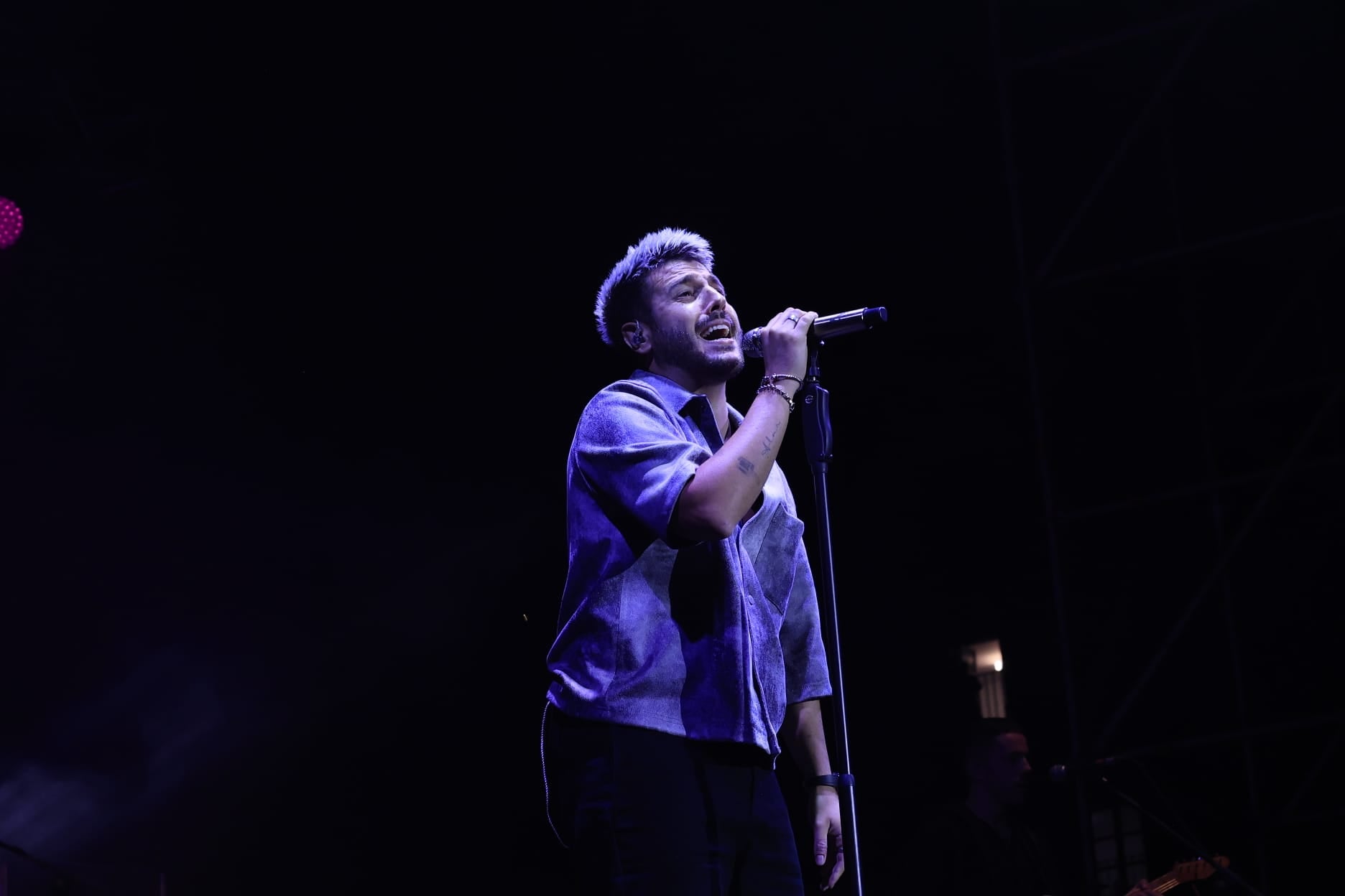 Un inesperado Antonio José llena de arte la Plaza Mayor de Salamanca
