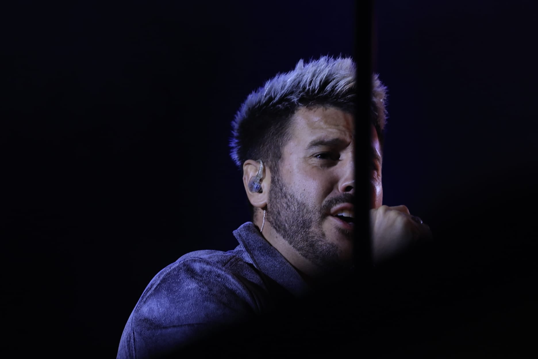 Un inesperado Antonio José llena de arte la Plaza Mayor de Salamanca