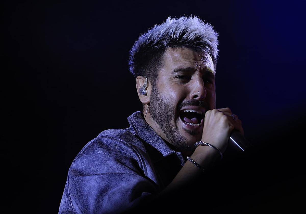 Un inesperado Antonio José llena de arte la Plaza Mayor de Salamanca