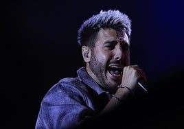 Un inesperado Antonio José llena de arte la Plaza Mayor de Salamanca