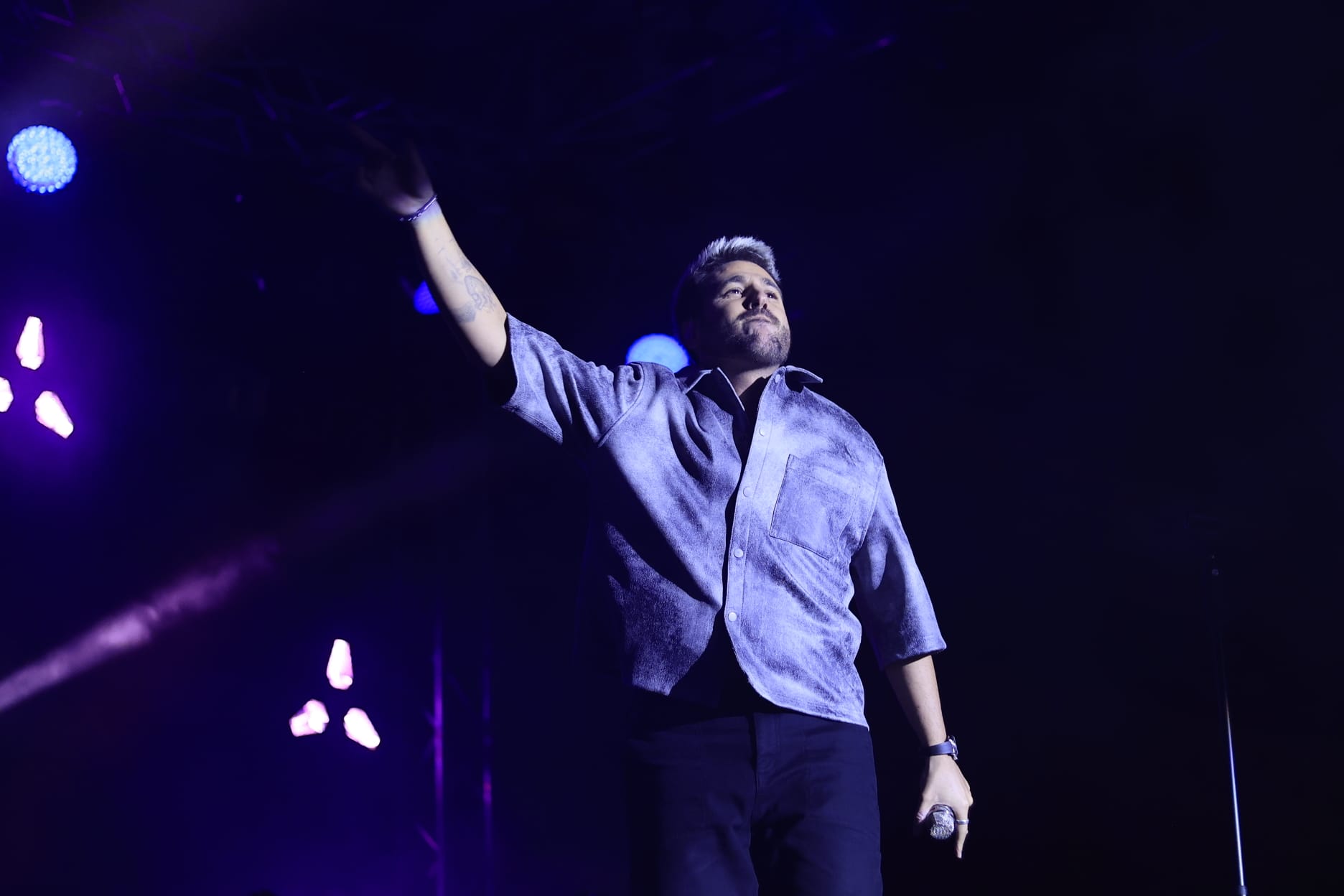 Un inesperado Antonio José llena de arte la Plaza Mayor de Salamanca