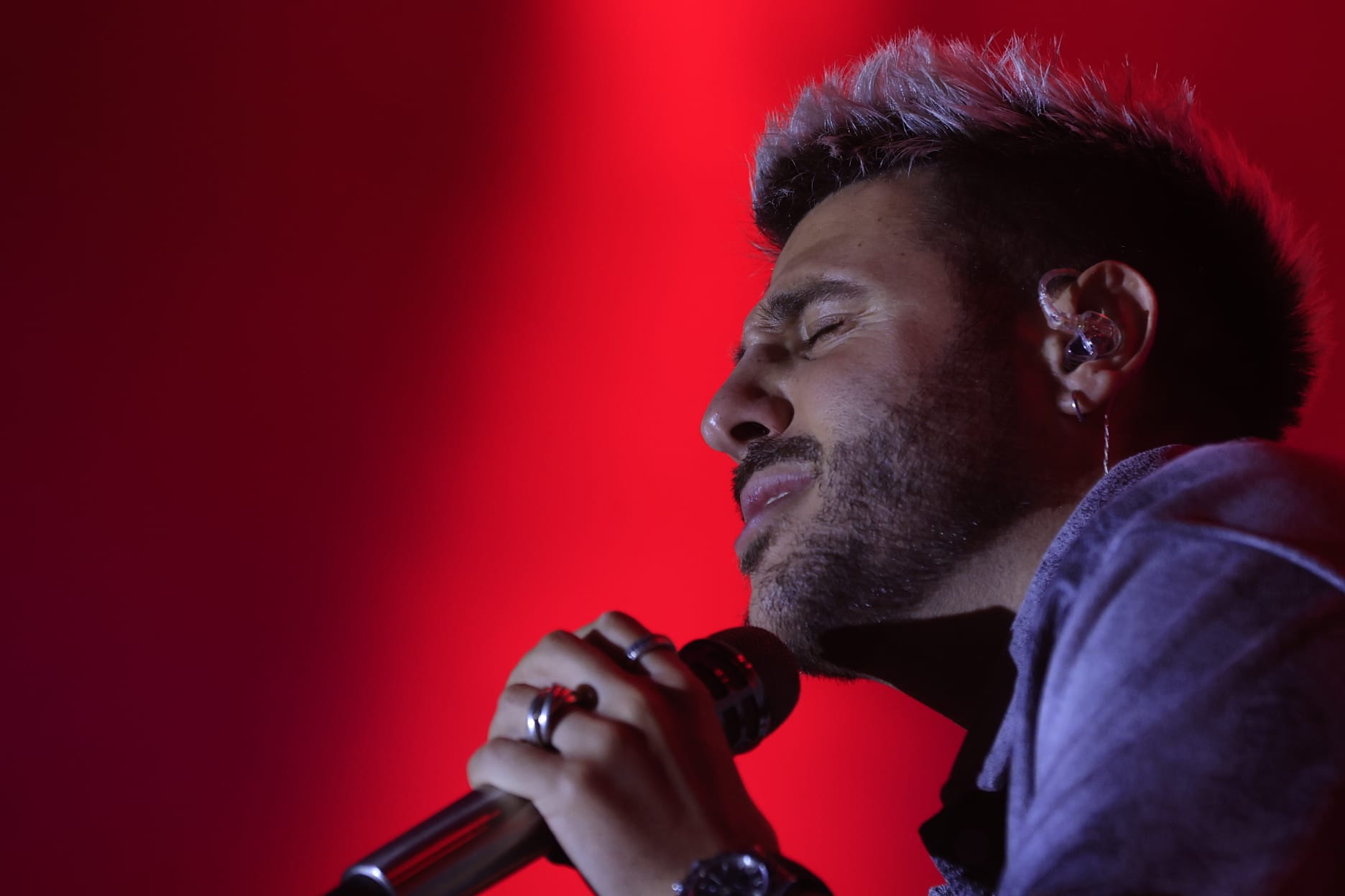 Un inesperado Antonio José llena de arte la Plaza Mayor de Salamanca