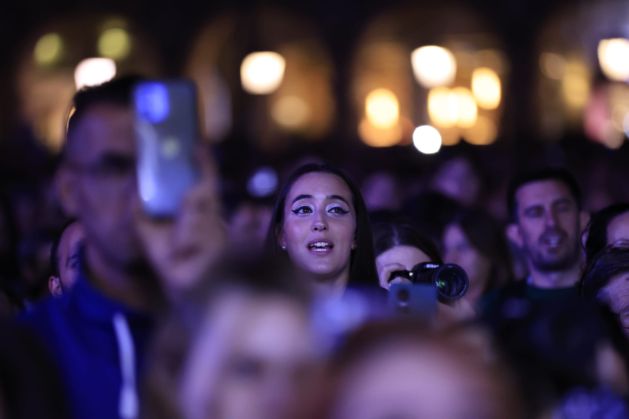 Un inesperado Antonio José llena de arte la Plaza Mayor de Salamanca