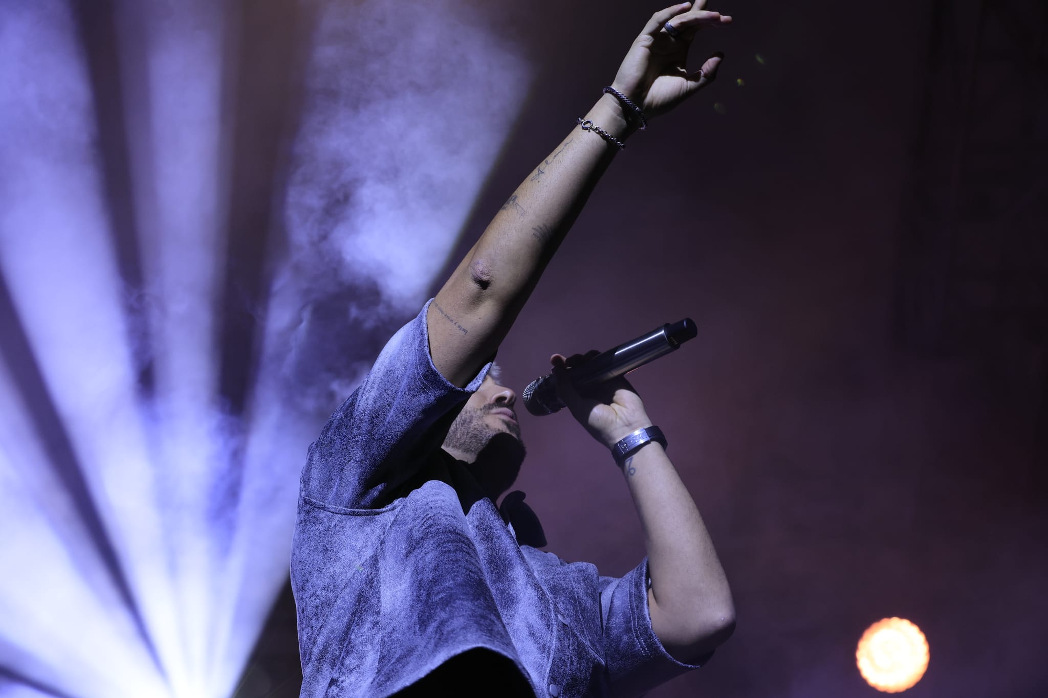 Un inesperado Antonio José llena de arte la Plaza Mayor de Salamanca