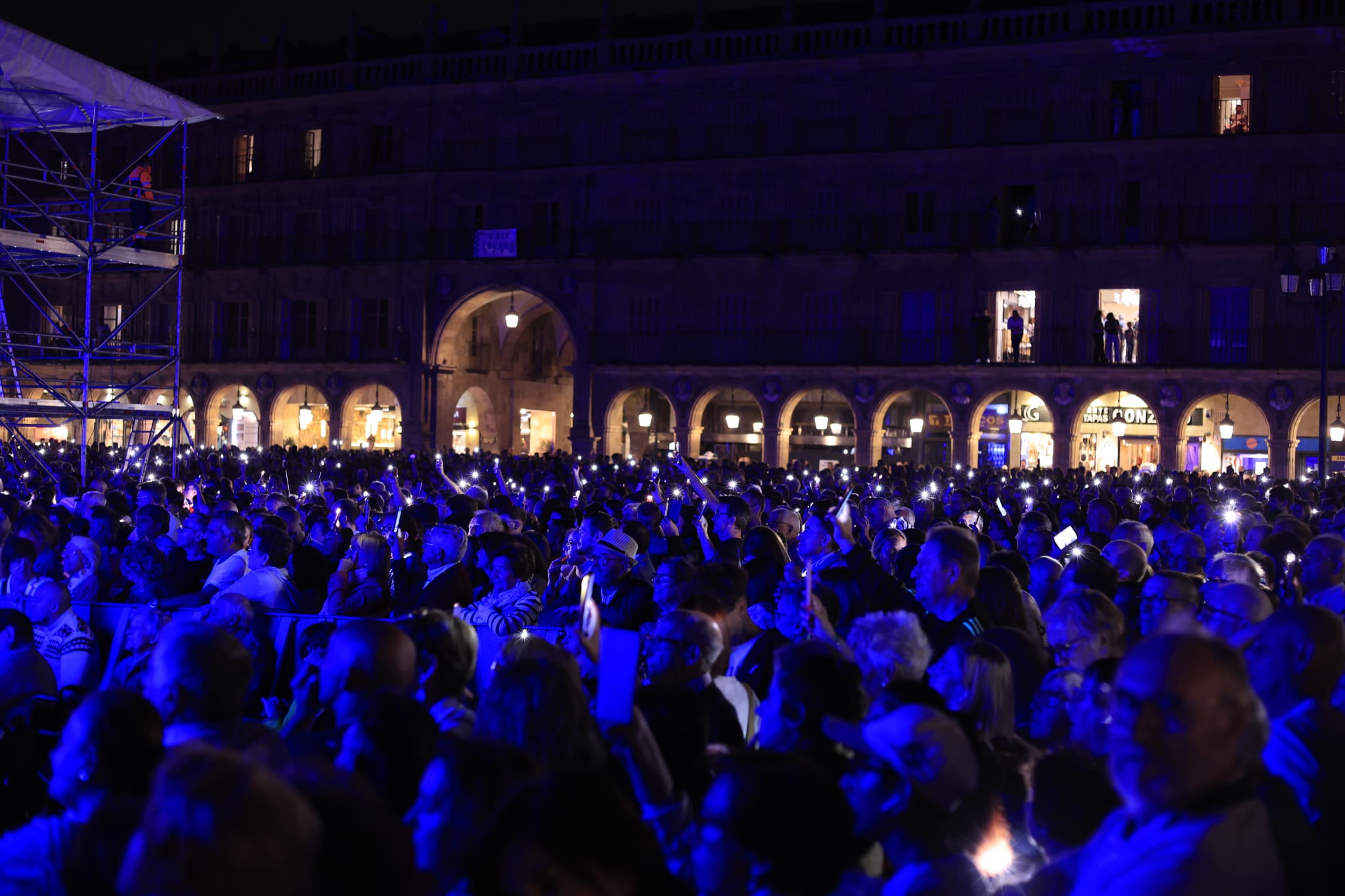 Un inesperado Antonio José llena de arte la Plaza Mayor de Salamanca