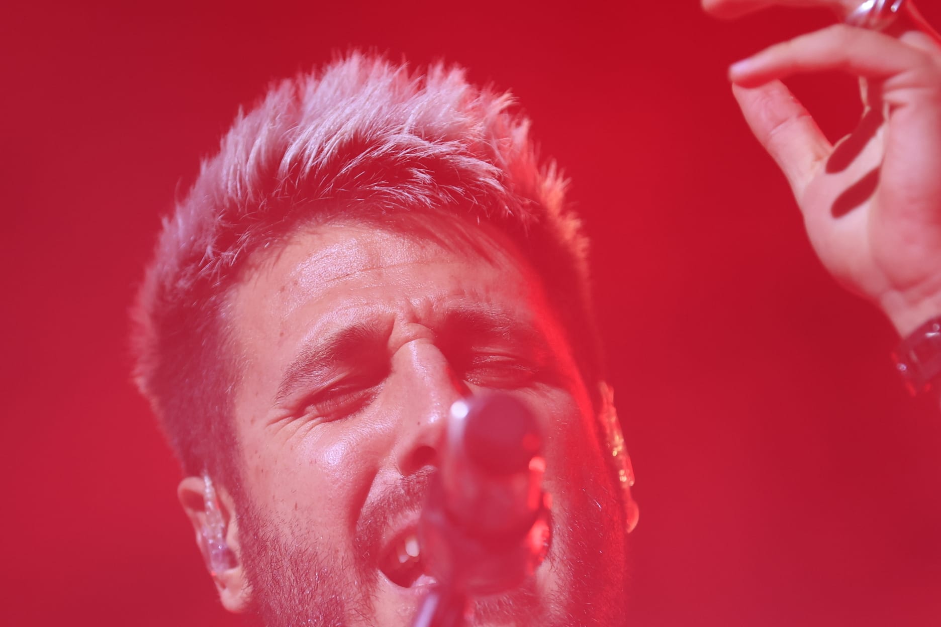 Un inesperado Antonio José llena de arte la Plaza Mayor de Salamanca