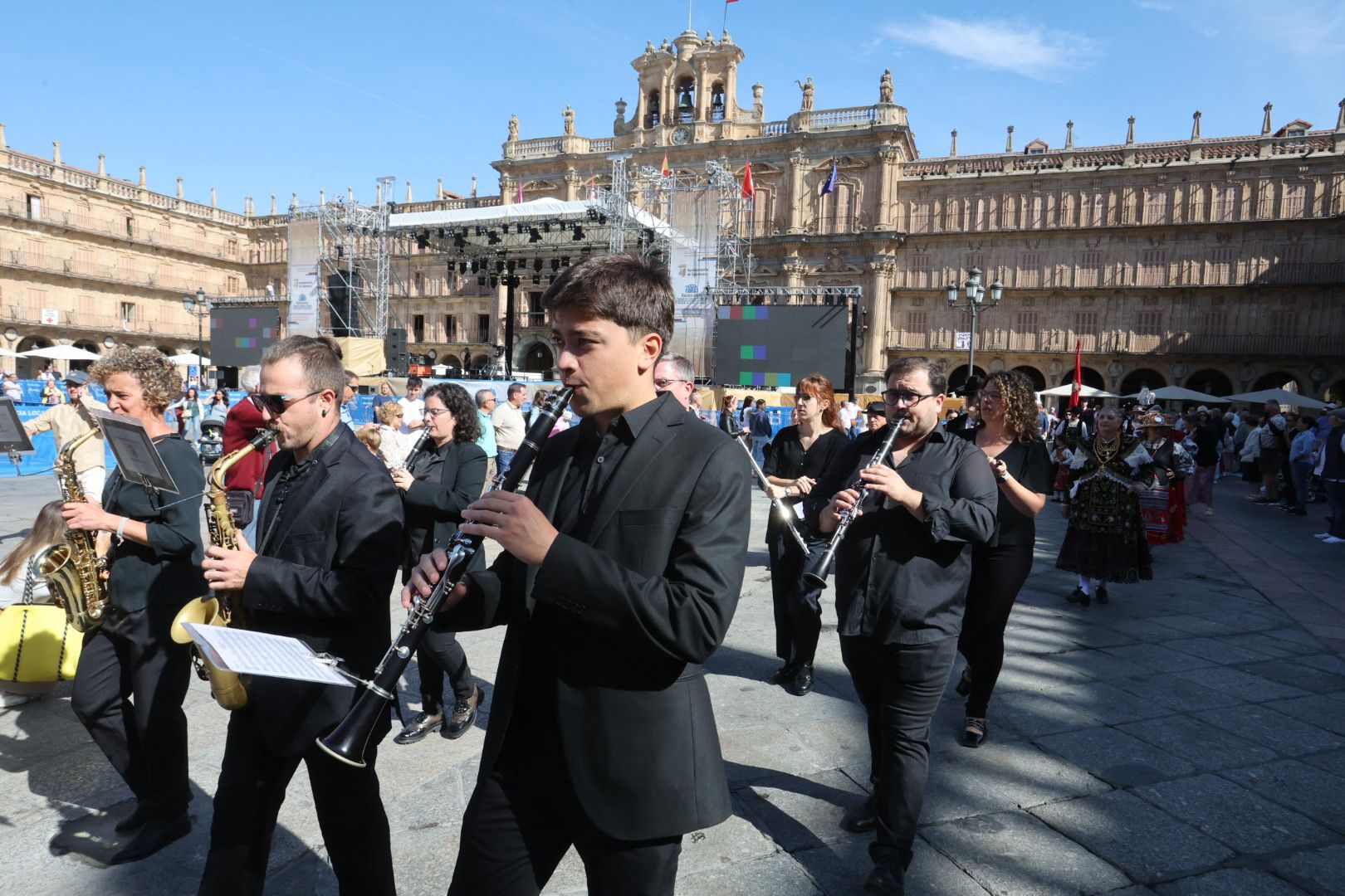 Pleno de autoridades en la tradicional misa de la Virgen de la Vega