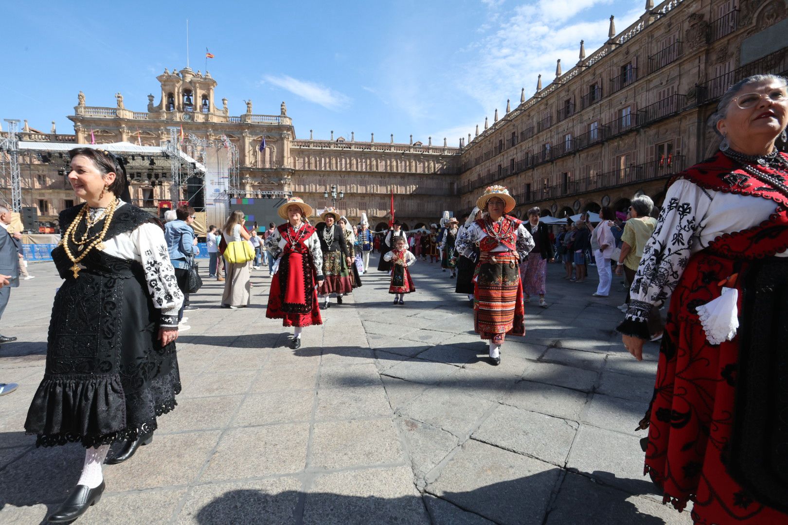 Pleno de autoridades en la tradicional misa de la Virgen de la Vega