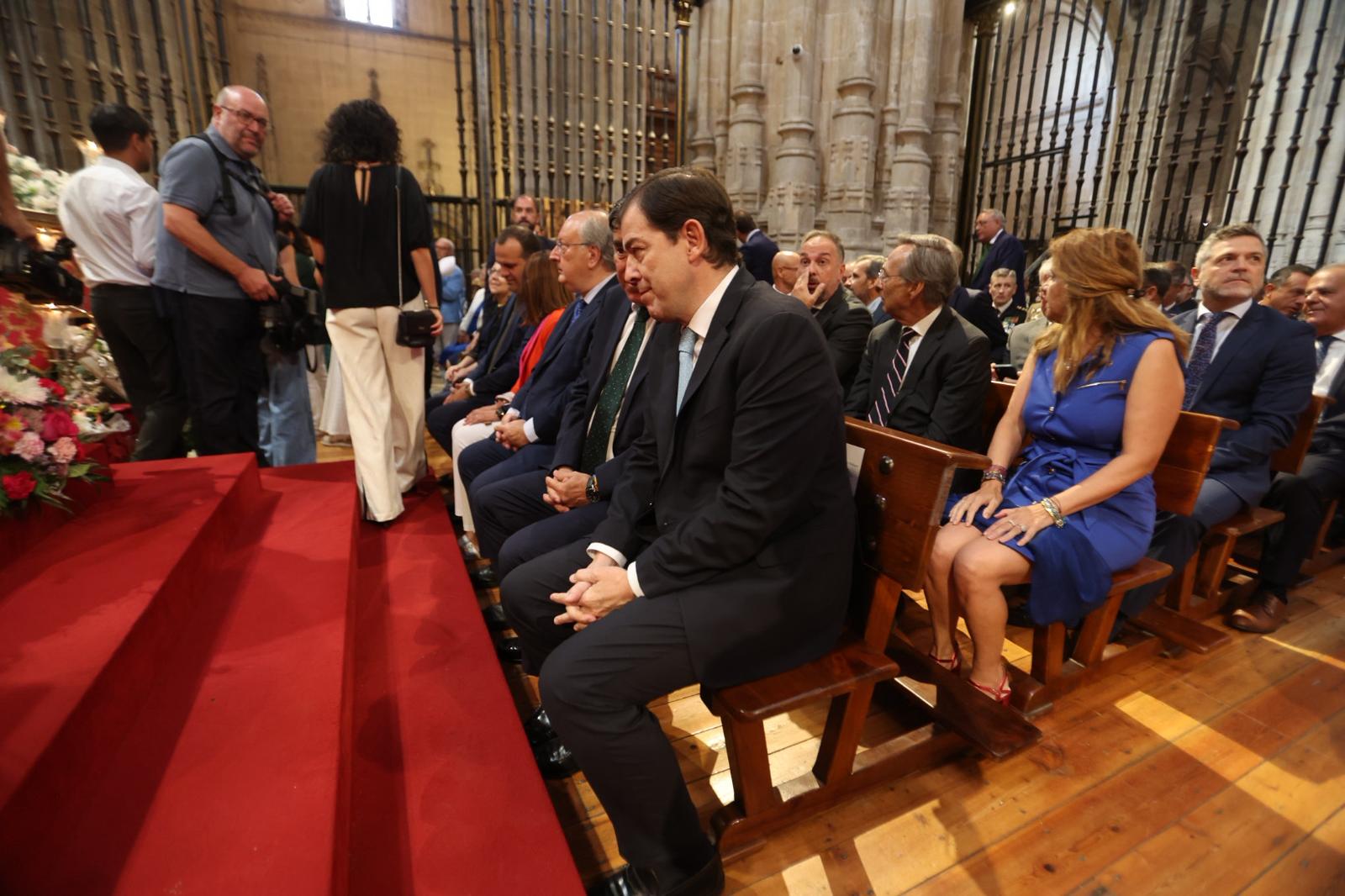 Pleno de autoridades en la tradicional misa de la Virgen de la Vega
