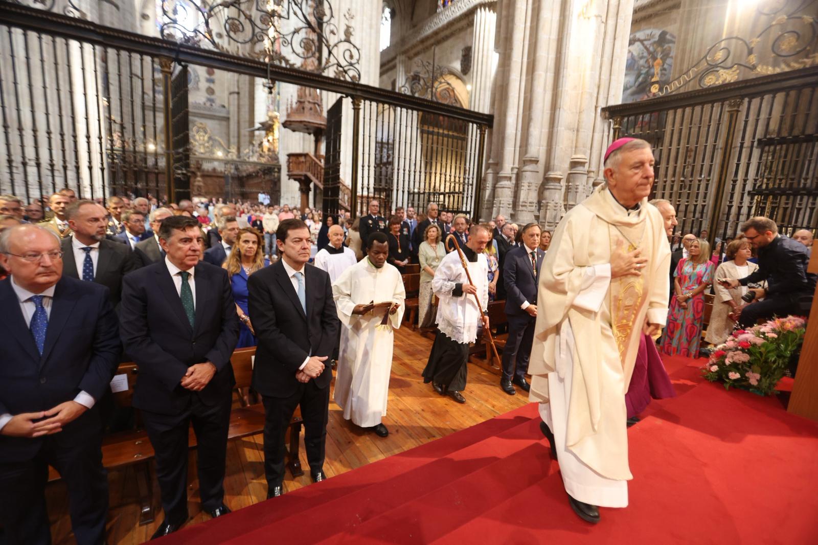 Pleno de autoridades en la tradicional misa de la Virgen de la Vega