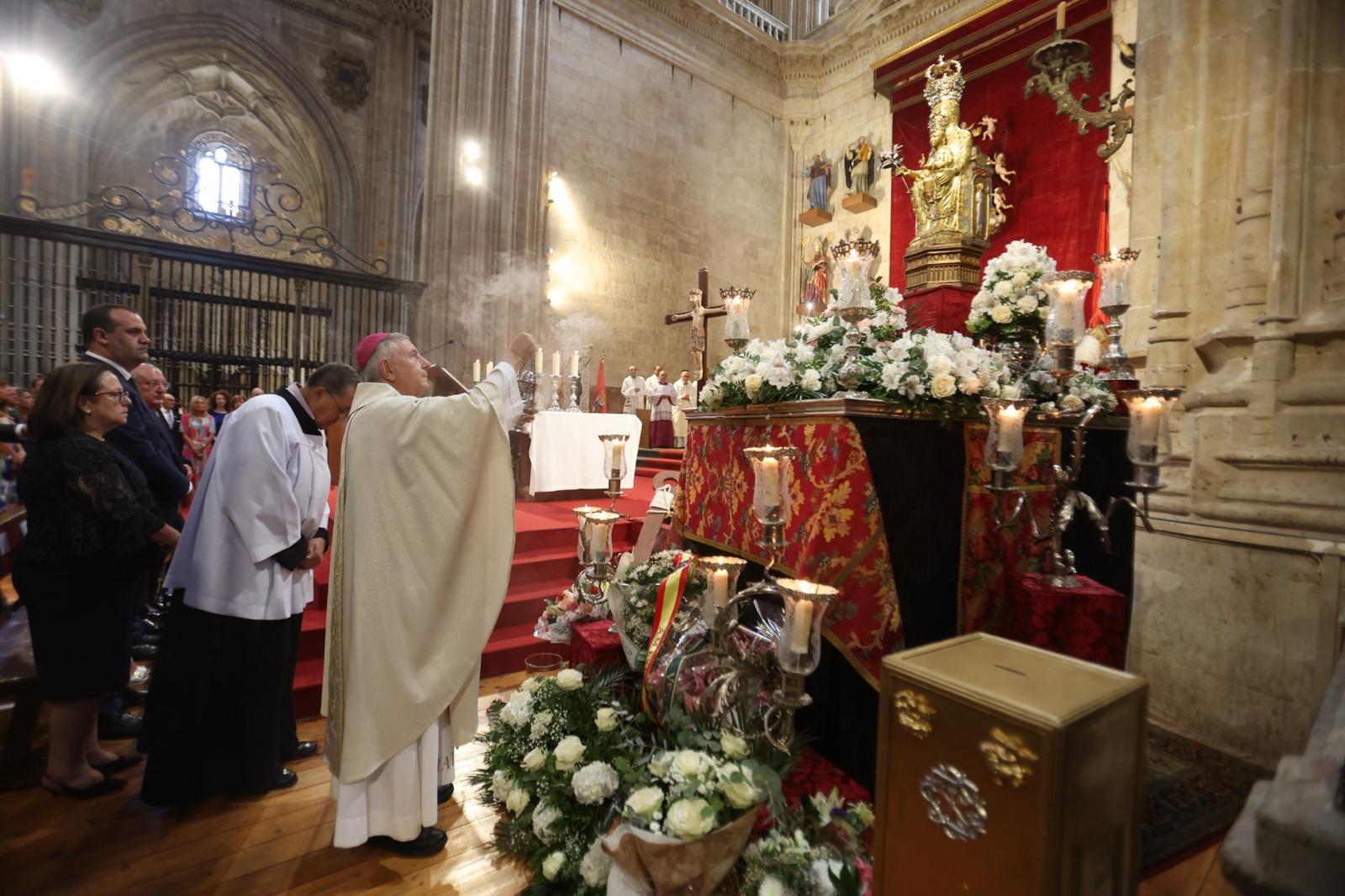 Pleno de autoridades en la tradicional misa de la Virgen de la Vega