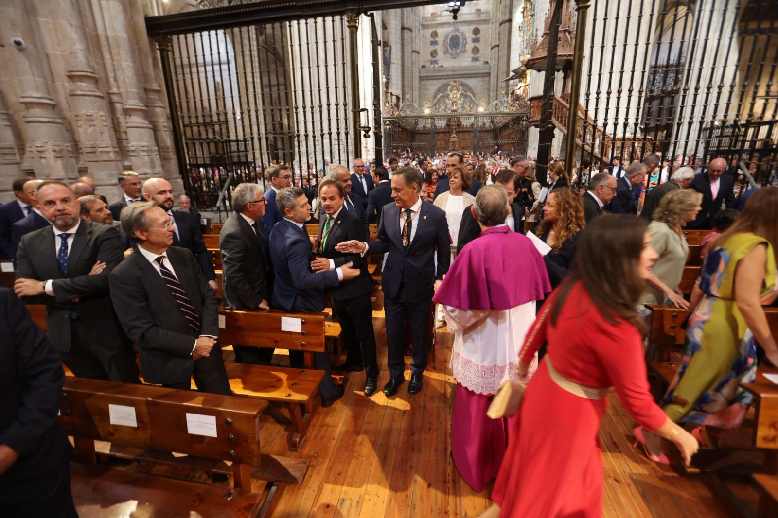 Pleno de autoridades en la tradicional misa de la Virgen de la Vega