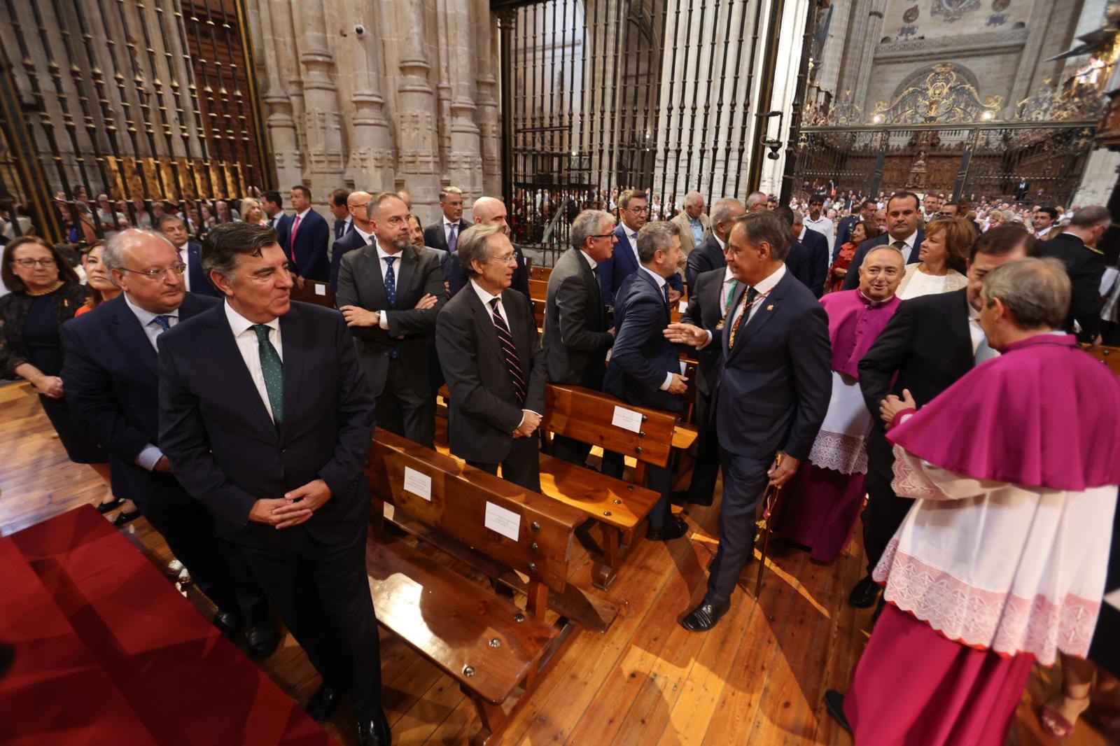 Pleno de autoridades en la tradicional misa de la Virgen de la Vega