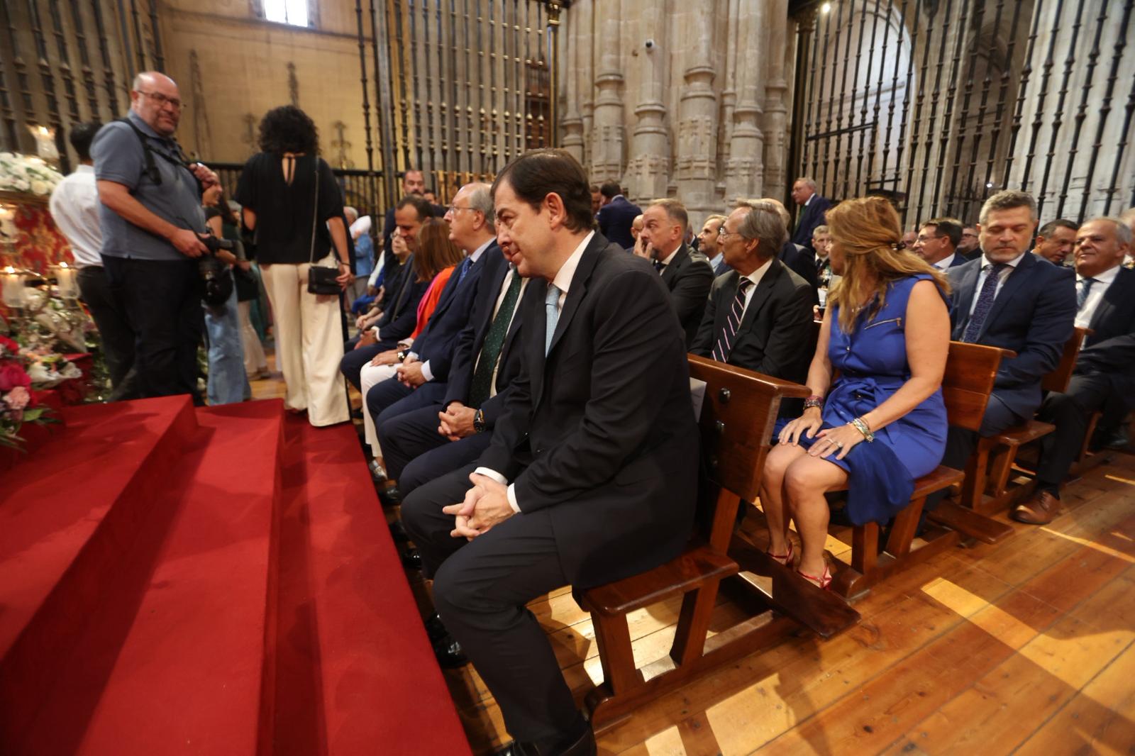 Pleno de autoridades en la tradicional misa de la Virgen de la Vega