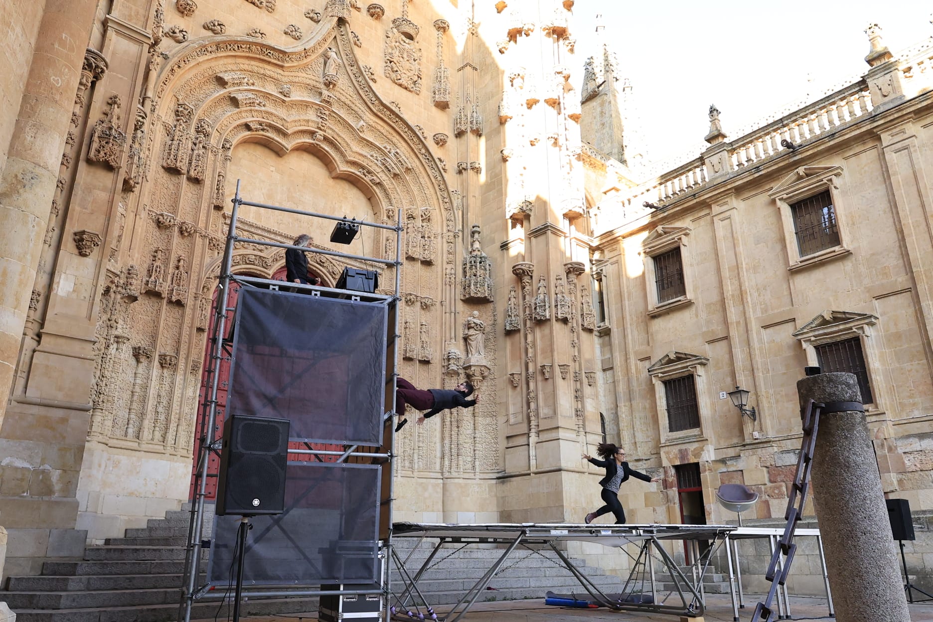 Acrobacias y saltos imposibles en un Patio Chico a reventar