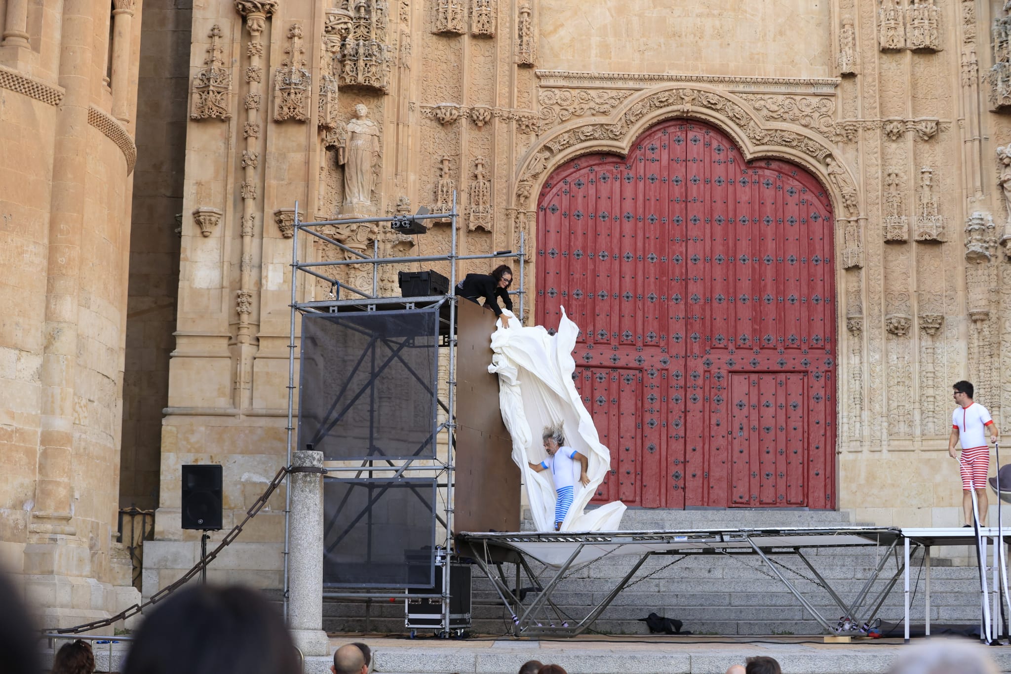 Acrobacias y saltos imposibles en un Patio Chico a reventar