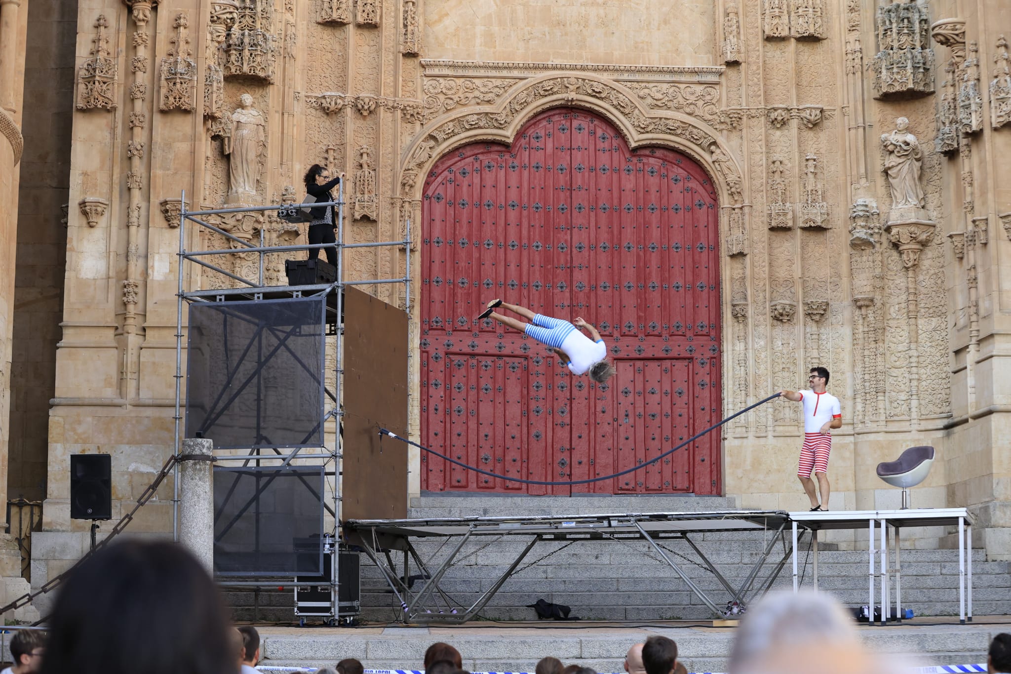 Acrobacias y saltos imposibles en un Patio Chico a reventar