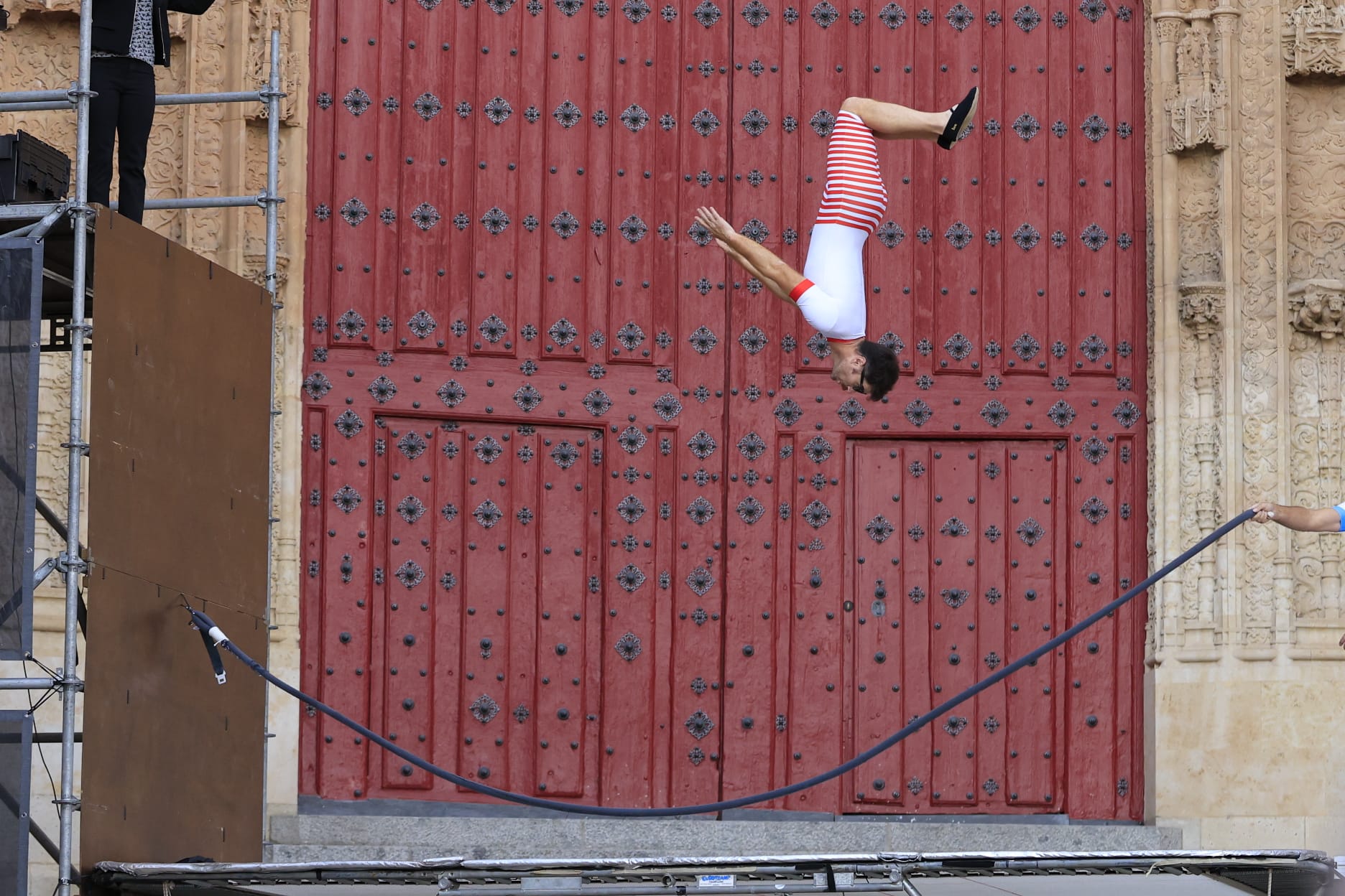 Acrobacias y saltos imposibles en un Patio Chico a reventar